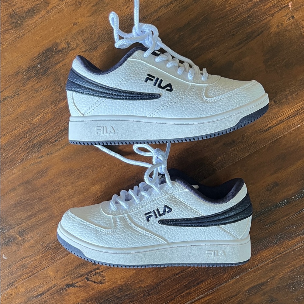 Fila Kids White and Navy Sneakers SIze 1 Youth - Picture 9 of 11